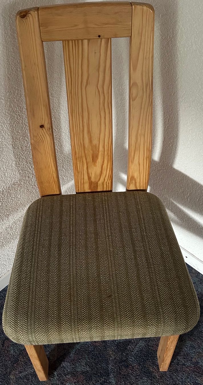 Sedie: Holzstühle mit gepolstertem Sitz – Usato da Prez-vers-Noréaz venduto da friedlig