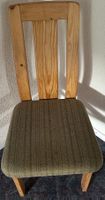 Holzstühle mit gepolstertem Sitz