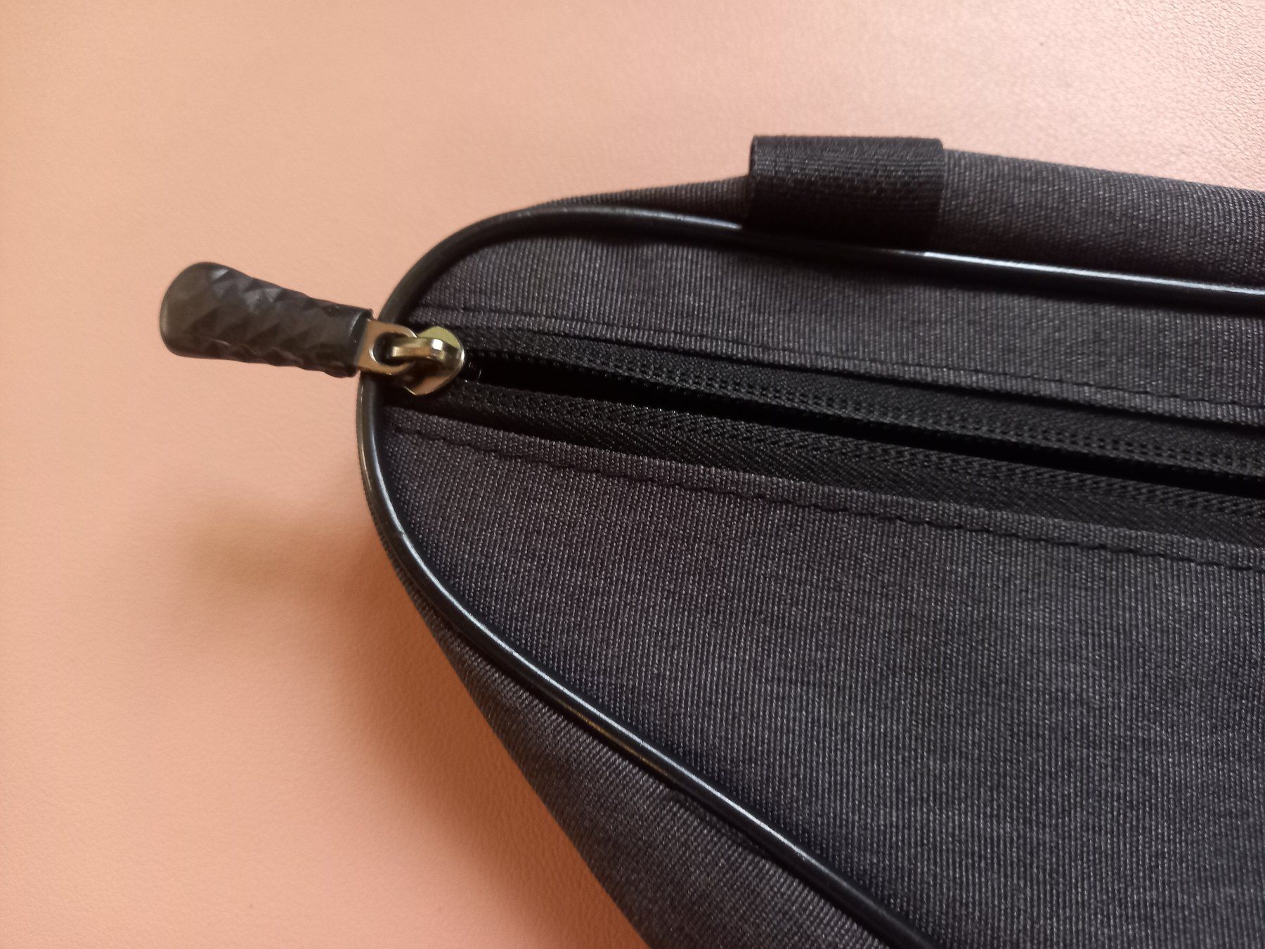 Taschen: 3x Fahrradtasche Dreieck grau - Sac de rangement pour vélo – Neu und originalverpackt aus Bremblens von SHOPSPORT 2