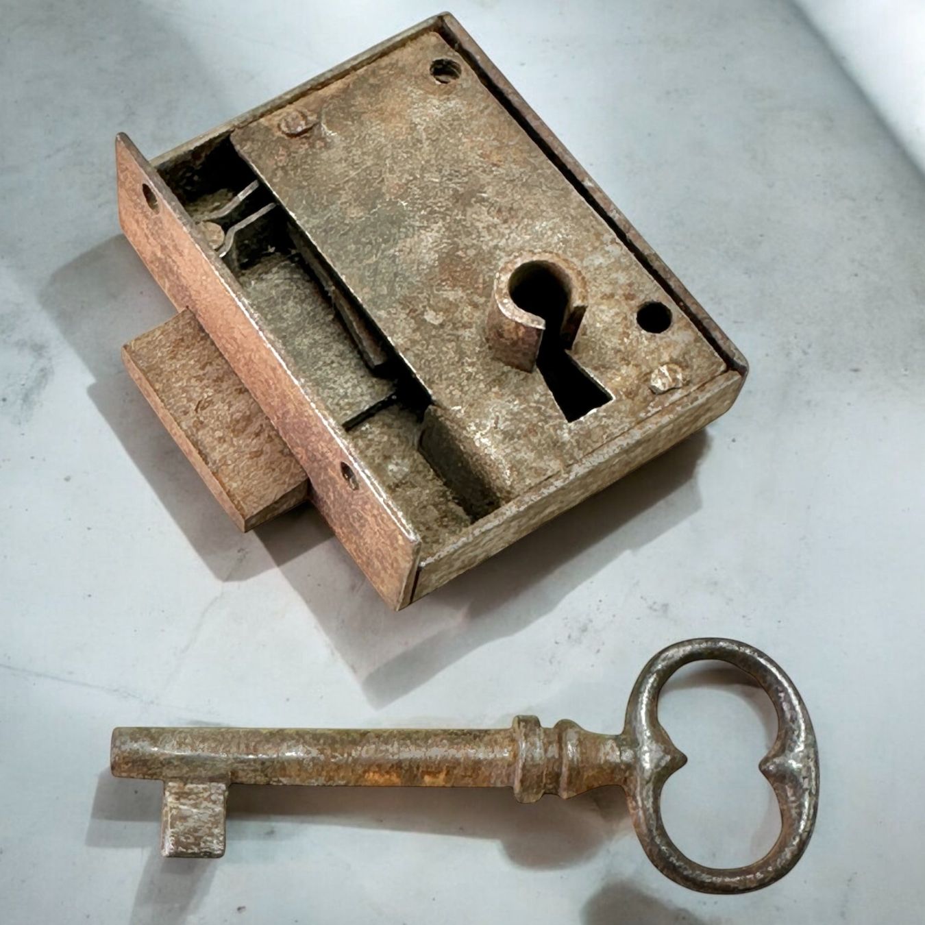 Eisenwaren: Serrure de meuble ancienne avec clé forgé main – Gebraucht aus Morges von objetsdepoque