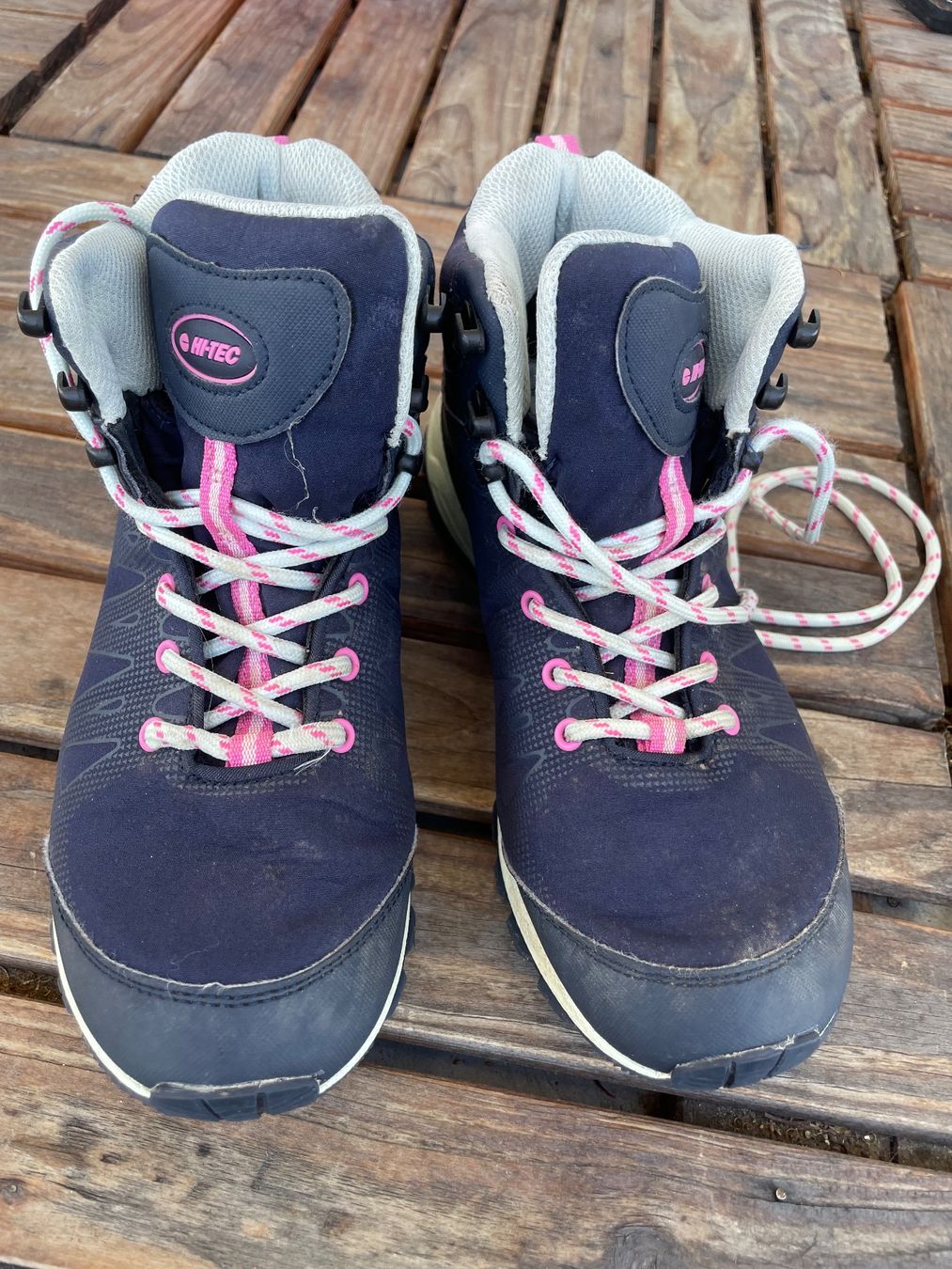 Damenschuhe: HI-TEC Wanderschuhe Damen Grösse 40 dunkelblau pink – Gebraucht aus Weesen von Clugi 1