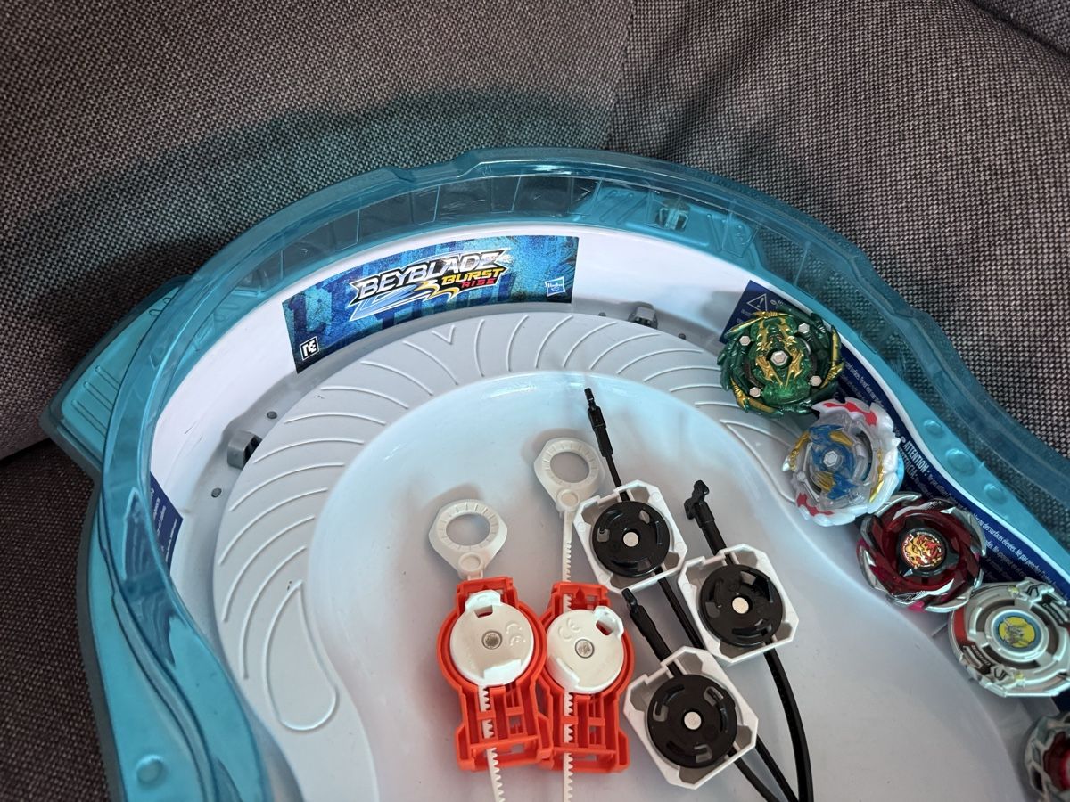 Hasbro Giocattoli: Beyblade Arena mit 5 Beyblades – Usato da Buchs SG venduto da and_d8tp 3