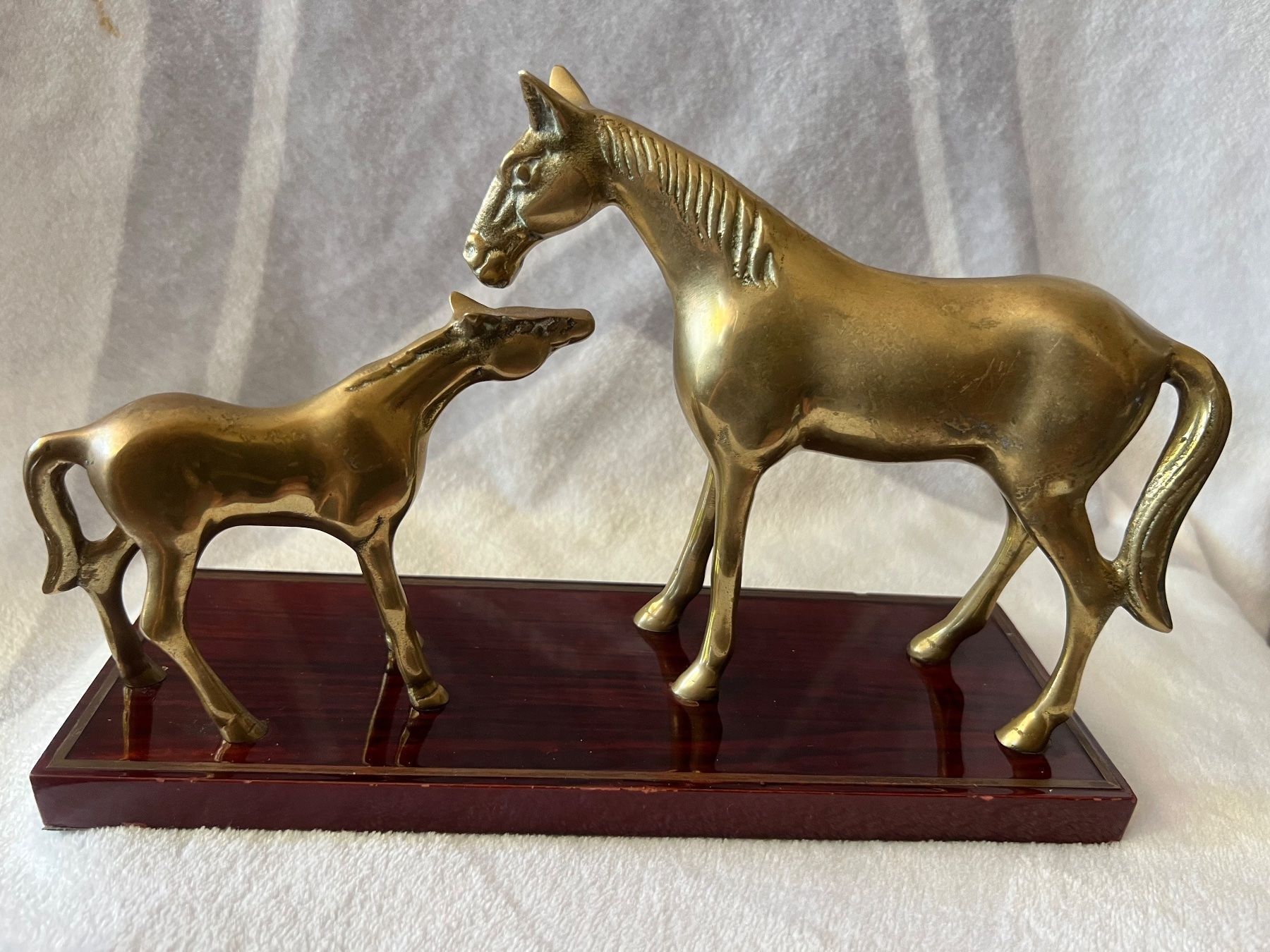 Figuren: Messing Pferd auf Holzsockel Skulptur – Gebraucht aus Frenkendorf von Only1
