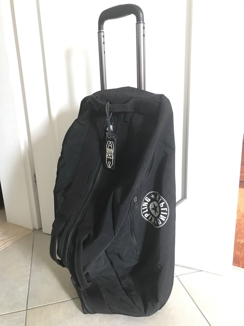 Kipling Borse: KIPLING Devin On Wheels Trolley Tasche mit Rollen Schwarz – Nuovo (secondo la descrizione) da Glattfelden venduto da Danshari