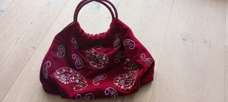 Hübsche samtene Handtasche, bordeaux rot mit Stickerei.