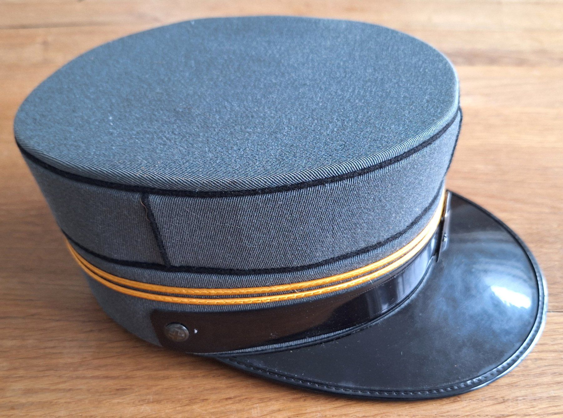 Schweizer Armee Uniformen: Offiziers-Schirmmütze Schweizer Armee – Gebraucht aus Schaffhausen von Hottschili 1