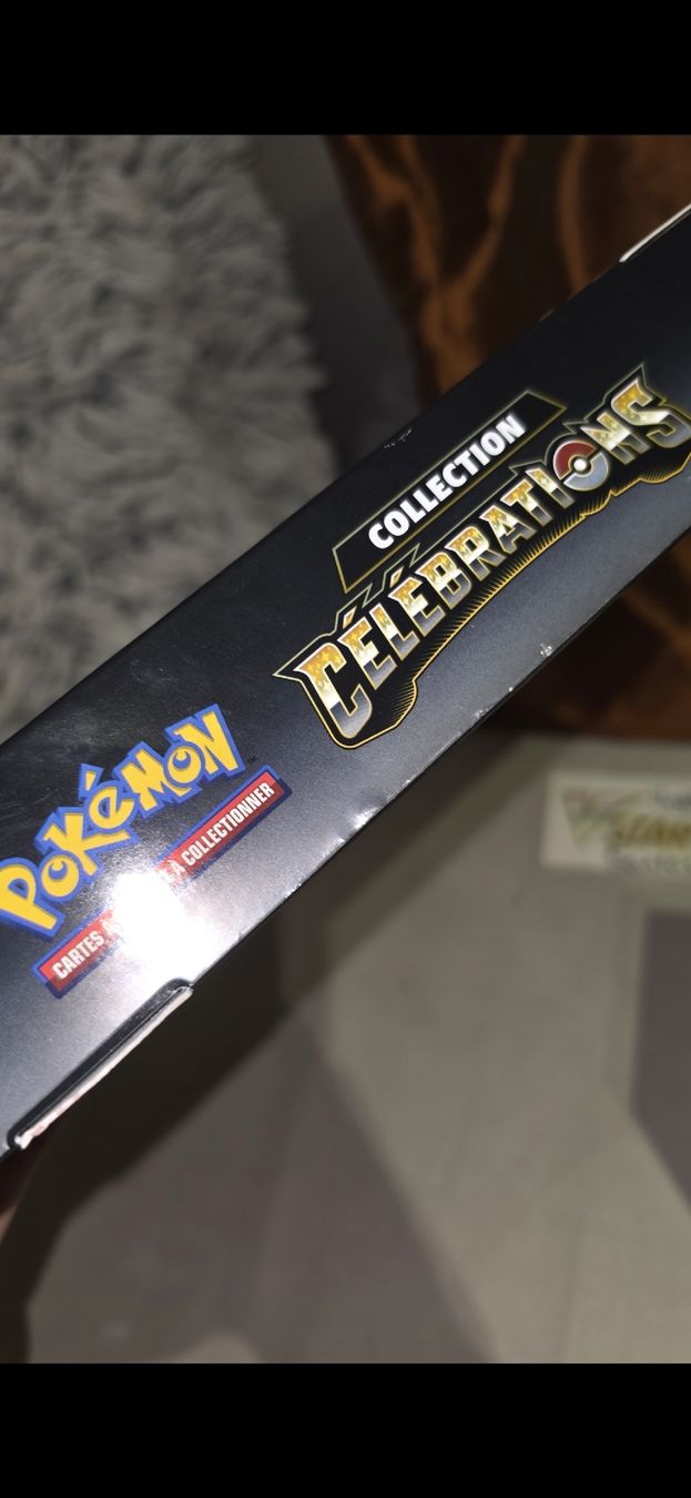 Pokémon Carte collezionabili: Pokémon - Coffret Dracaufeu de Peter - Célébrations 25ans FR – Nuovo e nell'imballaggio originale da Neuchâtel venduto da sjay1797 2