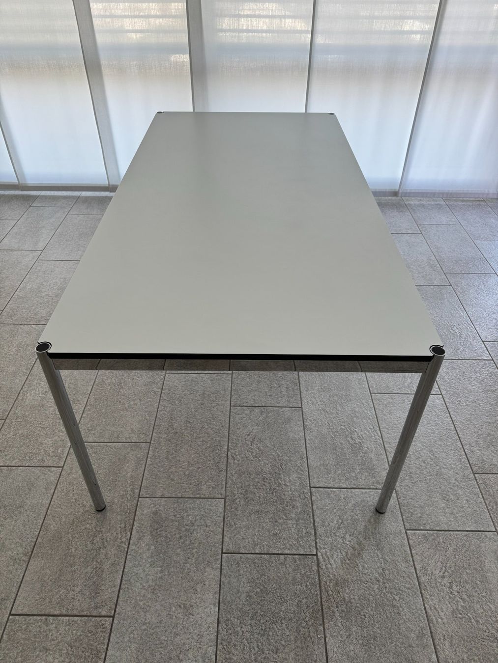USM Scrivanie: USM Haller Tisch 200x100 weiss – Nuovo (secondo la descrizione) da Rheinfelden venduto da DeMaddin 1