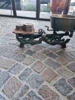 antike Balkenwaage mit Schale und Gewichten mit Patina