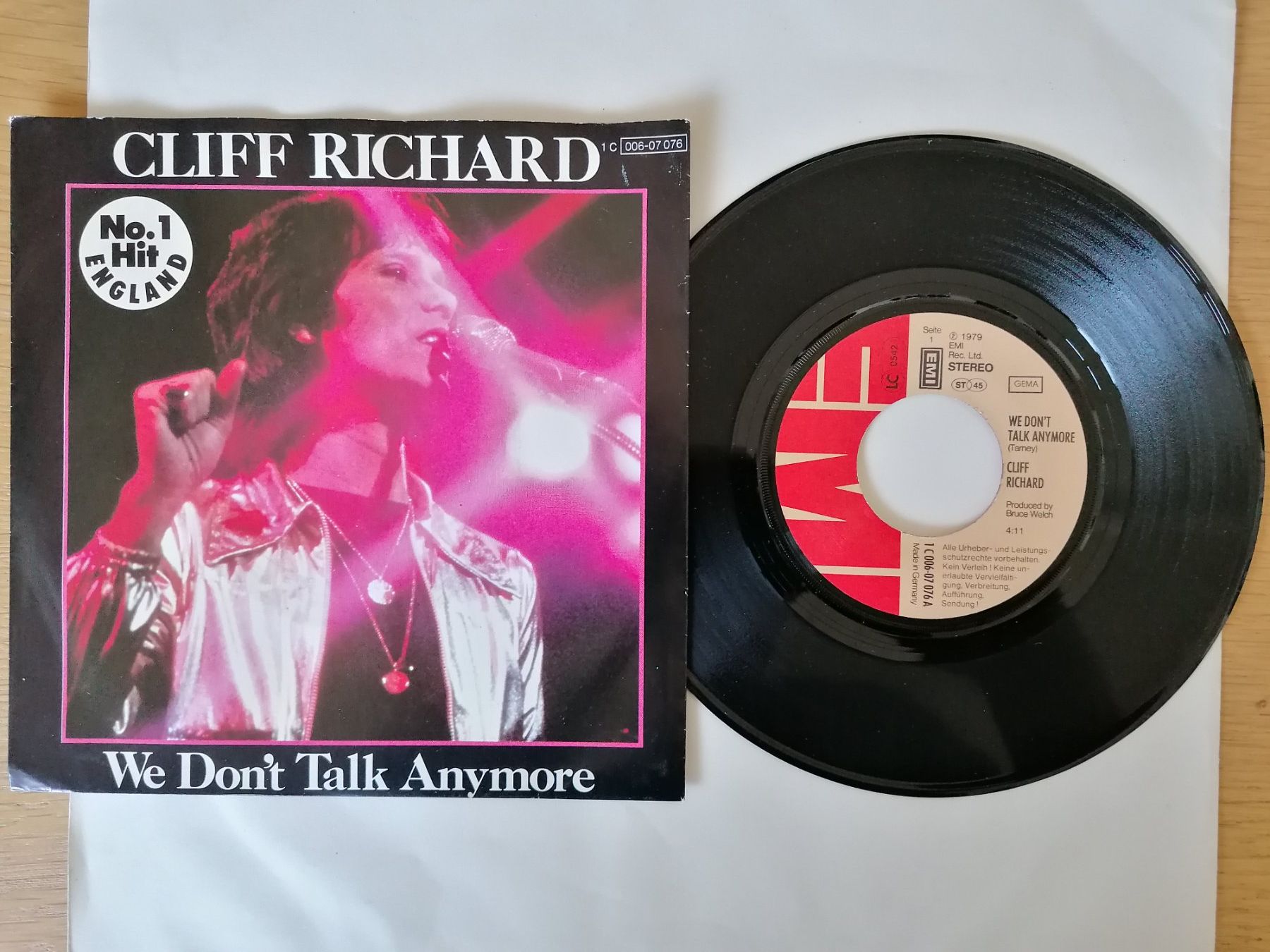 Dischi in vinile: Cliff Richard - We Don't Talk Anymore – Usato da Beinwil am See venduto da Funkthesizer