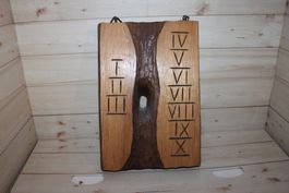 Holzplatte mit geschnitzten Römischen Ziffern I-X