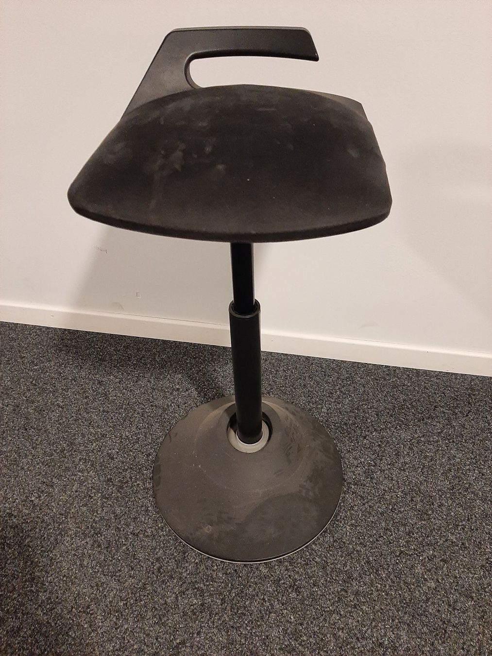 Tabourets: Stehhocker höhenverstellbar schwarz gebraucht – D'occasion à Zürich par leo_6bbs