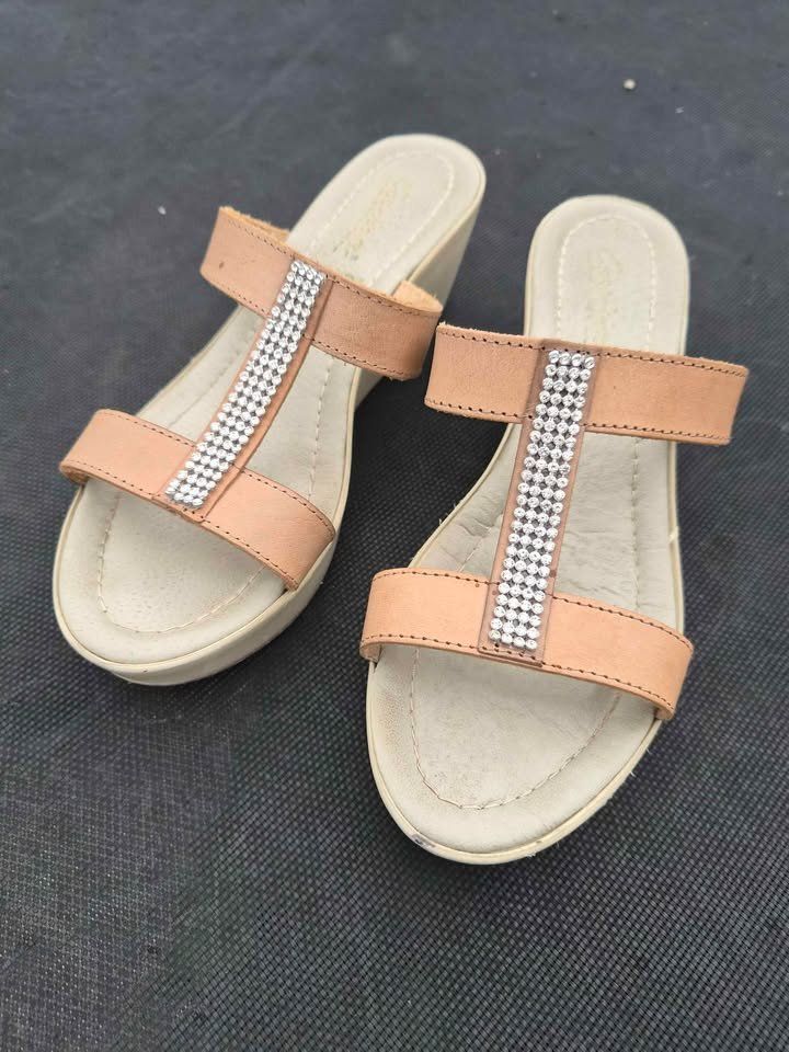 Damenschuhe: Mules compensées CUIR & strass CARINA, pointure 40 – Gebraucht aus Agiez von chouchanelle