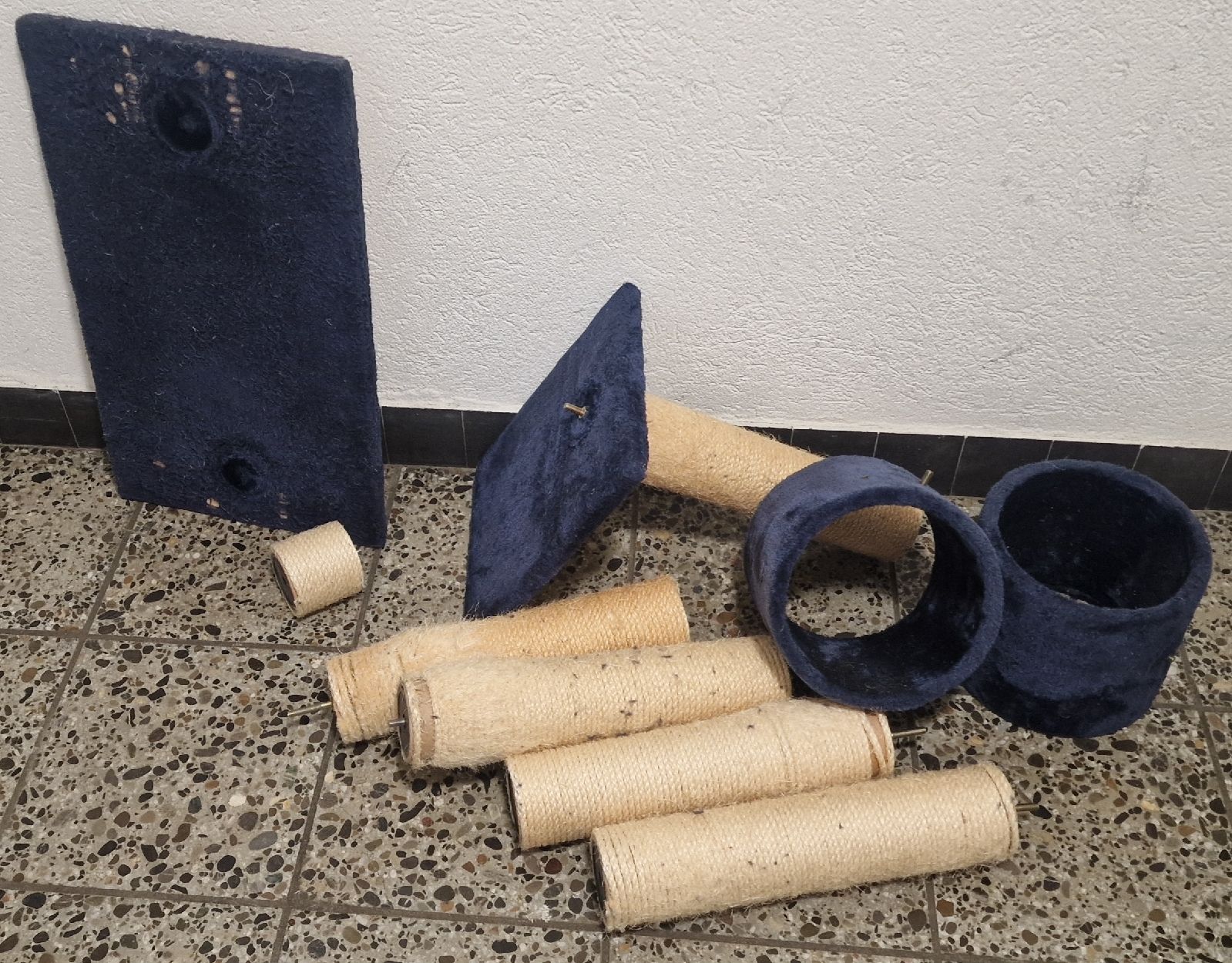 Tiragraffi: Kratzbaum Teile blau Sisal – Difettoso da Pfäffikon ZH venduto da AnimOwO