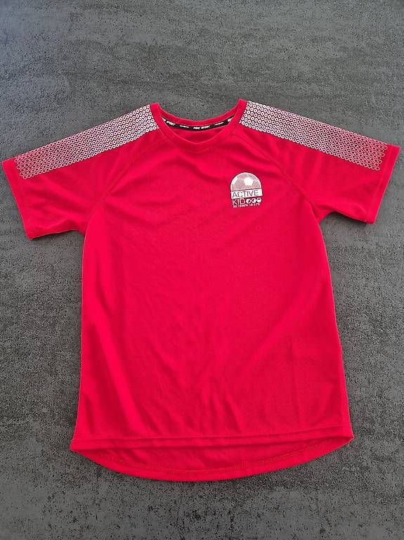 Scarpe, pantaloni & magliette da ginnastica: Sportshirt H&M 122/128 – Usato da Wittenbach venduto da MOW9