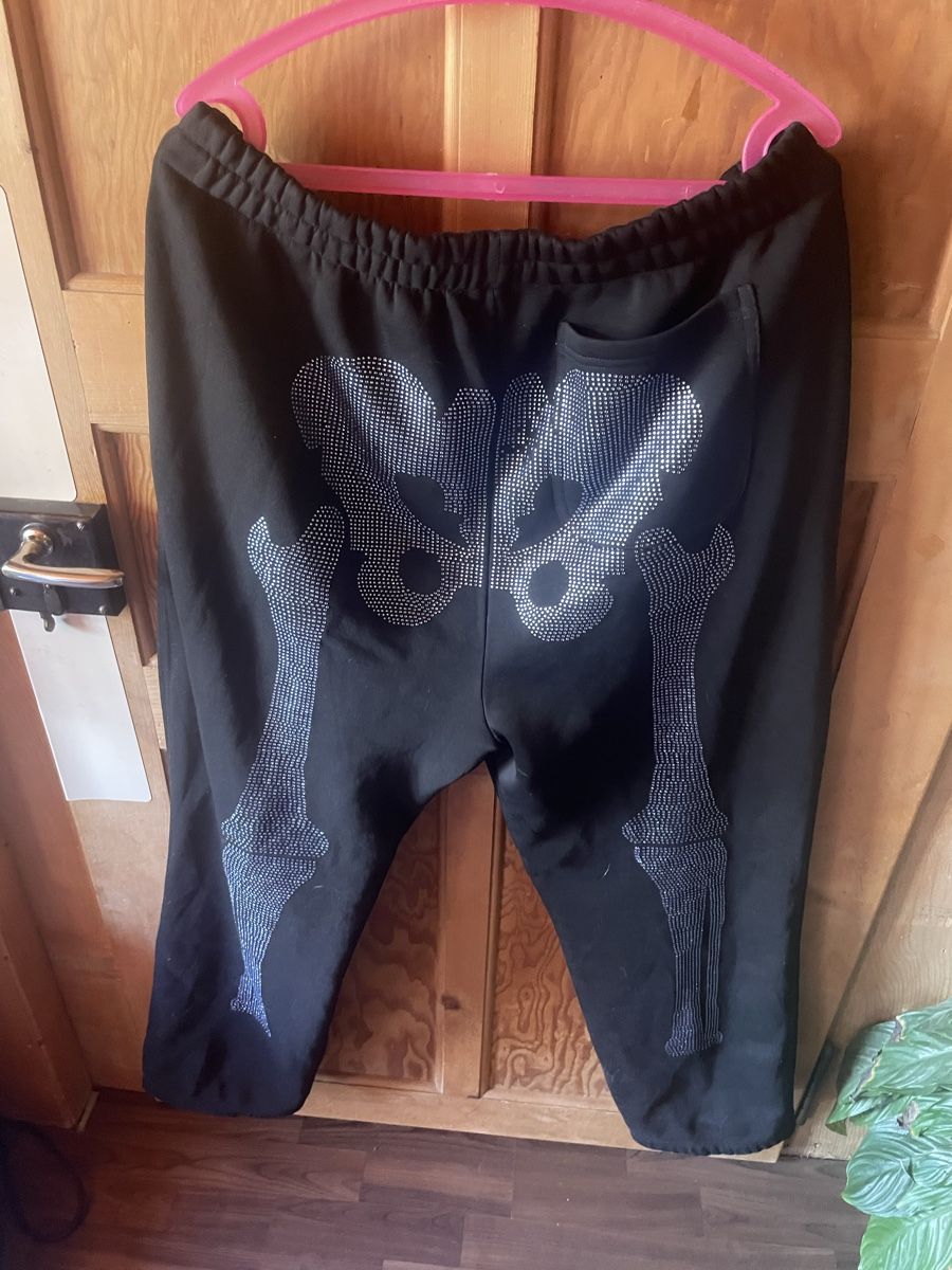 Pantaloni: Skelett Trainerhose mit Glitzersteinen – Usato da Lenk im Simmental venduto da banane50626 1