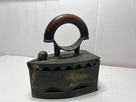Antikes Kohle Bügeleisen aus Gusseisen mit Holzgriff, 1885