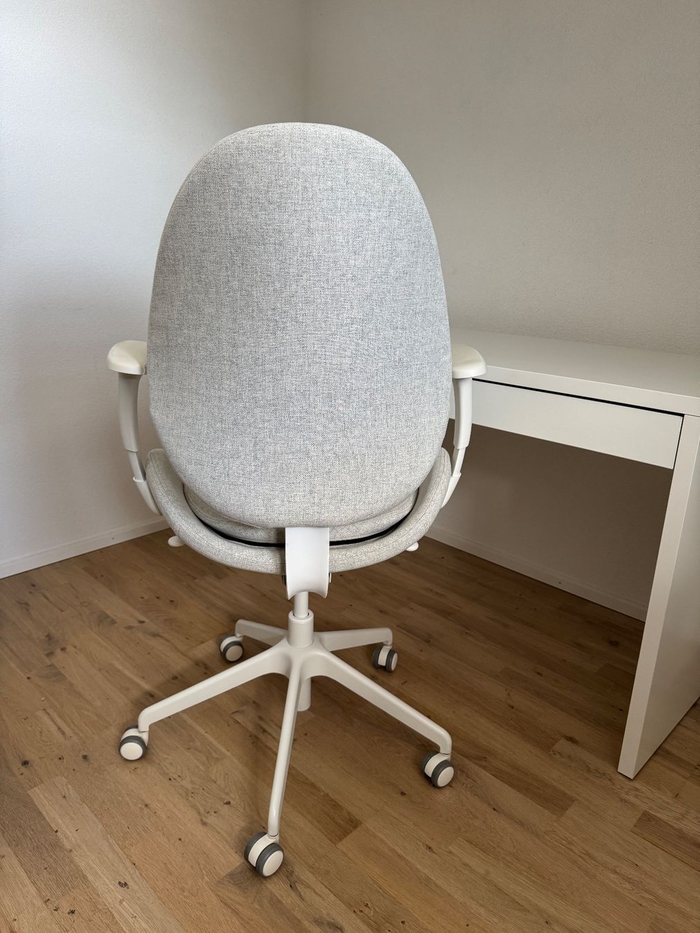 Ikea Chaises: Bürostuhl, IKEA HATTEFJÄLL, grau/weiss – D'occasion à Basel par linaschymura 2