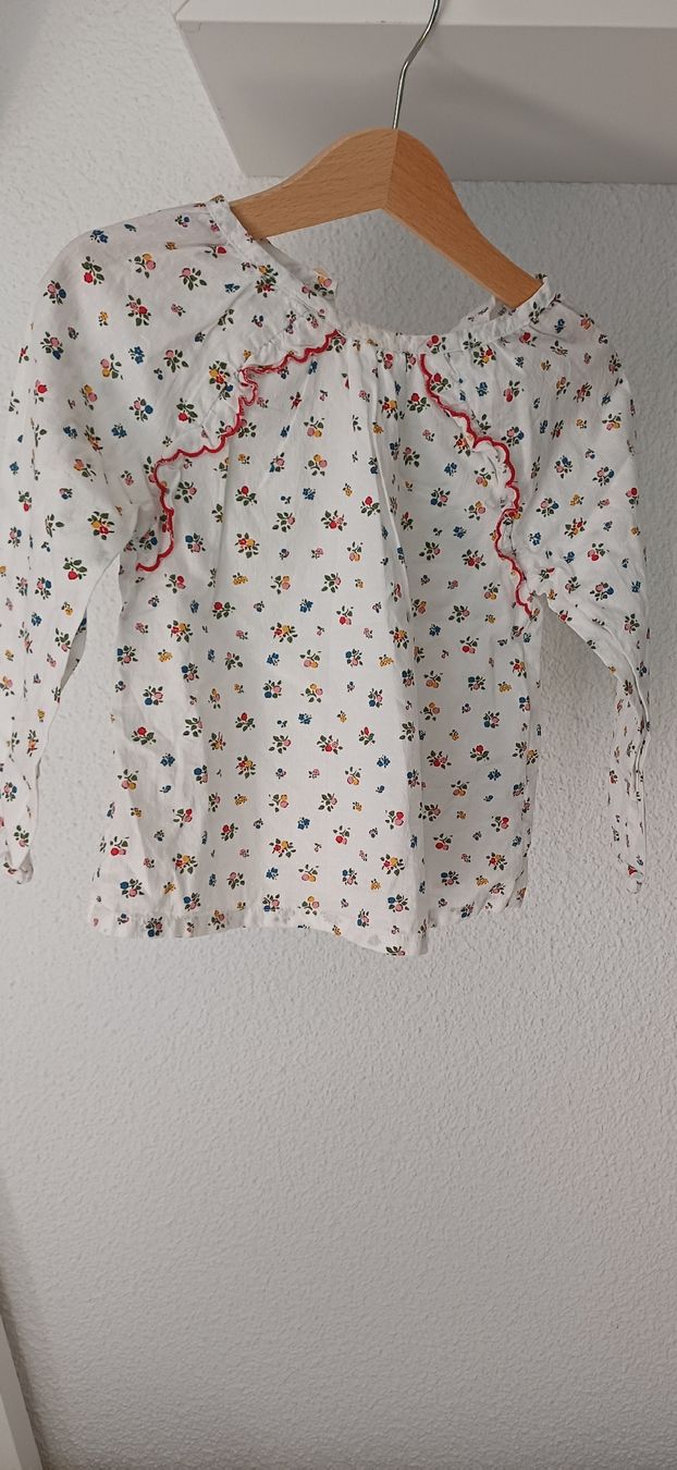 Blouses, T-shirts & Tops: Mädchen Bluse weiss geblümt Grösse 92  – D'occasion à Riniken par Lessy- 2
