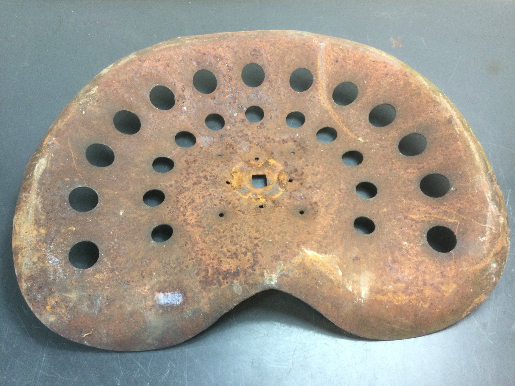 Trattori: Original antike Rapid oder Maschinen Sitzschale aus Metall – Usato da Wangen SZ venduto da kuriosum12