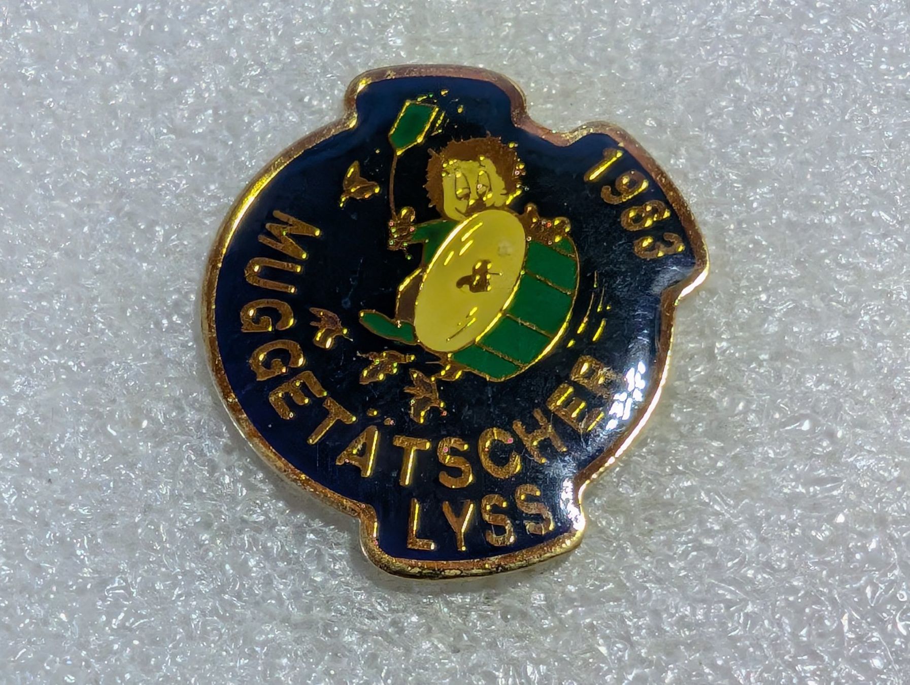 Placchette & Badge: Ansteckpin 191: Muggetätscher Lyss – Usato da Oppligen venduto da Pin-Fall-Shop