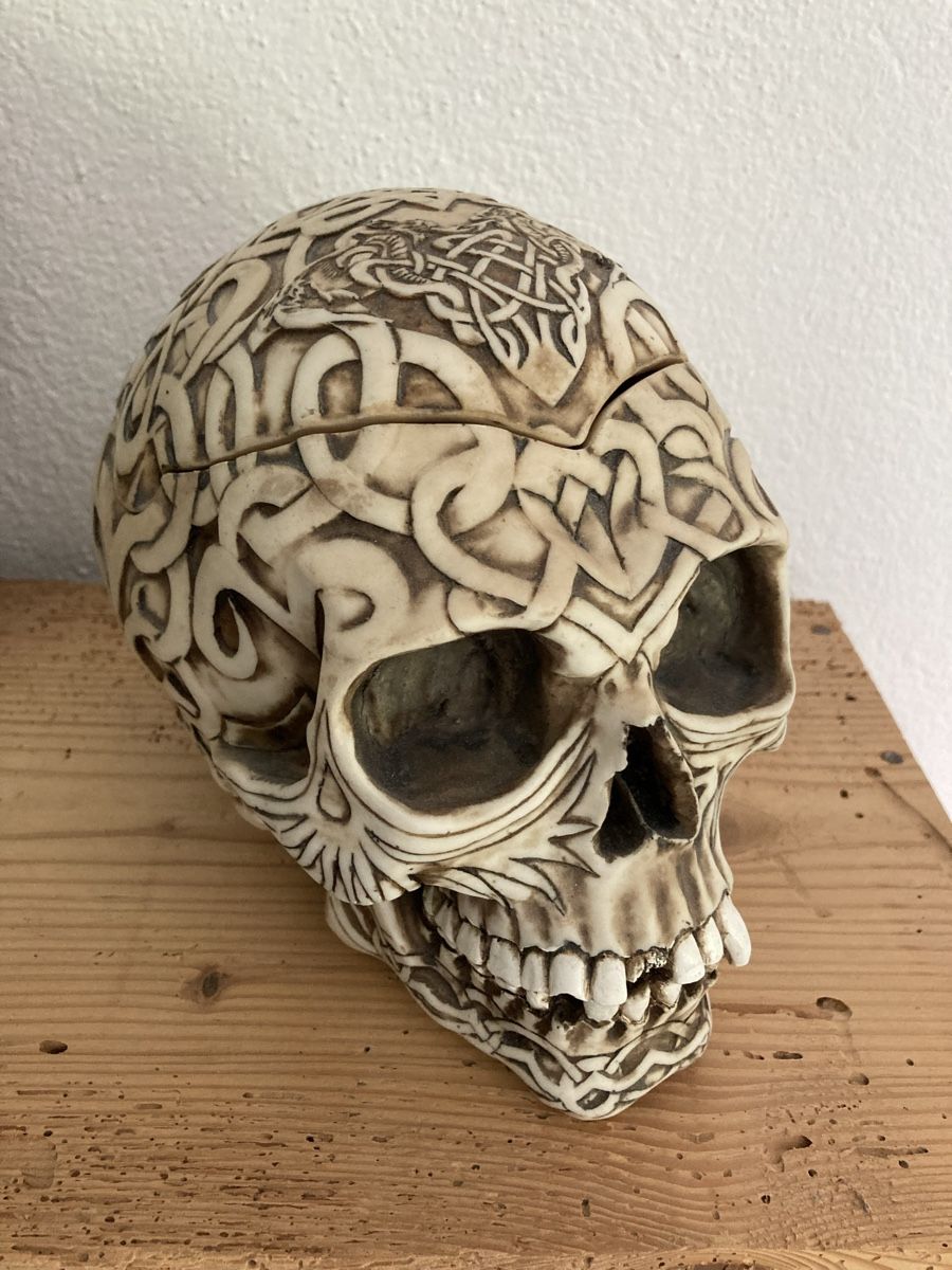 Skulpturen & Statuen: Totenkopf – Gebraucht aus Belp von Siruz