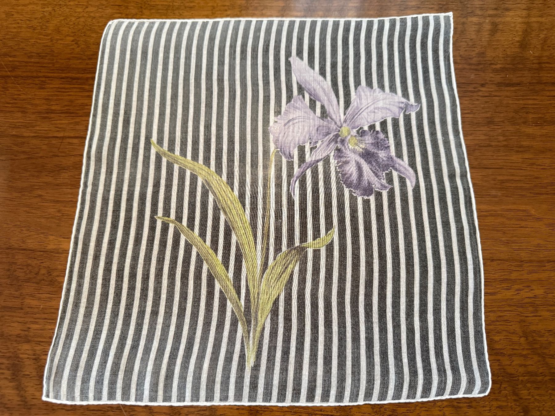 Altro in  Abbigliamento & Accessori: Taschentuch gestreift mit Orchidee – Usato da Erstfeld venduto da Mario_boe0