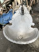 Antikes Lavabo aus Guss mit Wasserhahn