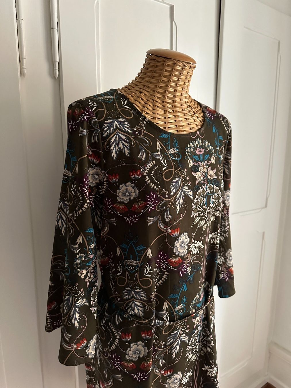 Kleider: KAFFE - Kleid taupe geblümt 36 – Gebraucht aus Zürich von Diazaio 1