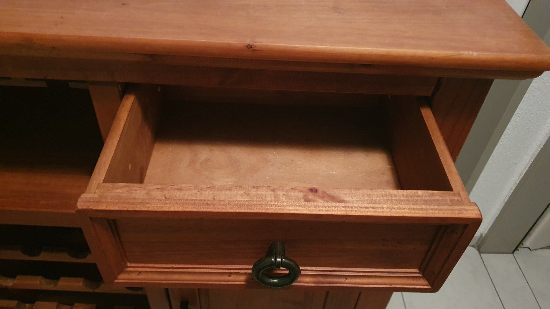 Armadi: Massiv Holz Barschrank  Wein – Usato da Winterthur venduto da Ywan1 2