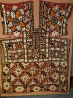 Gerahmtes Vintage Wandbild mit Stickerei und Spiegel. 60x78c