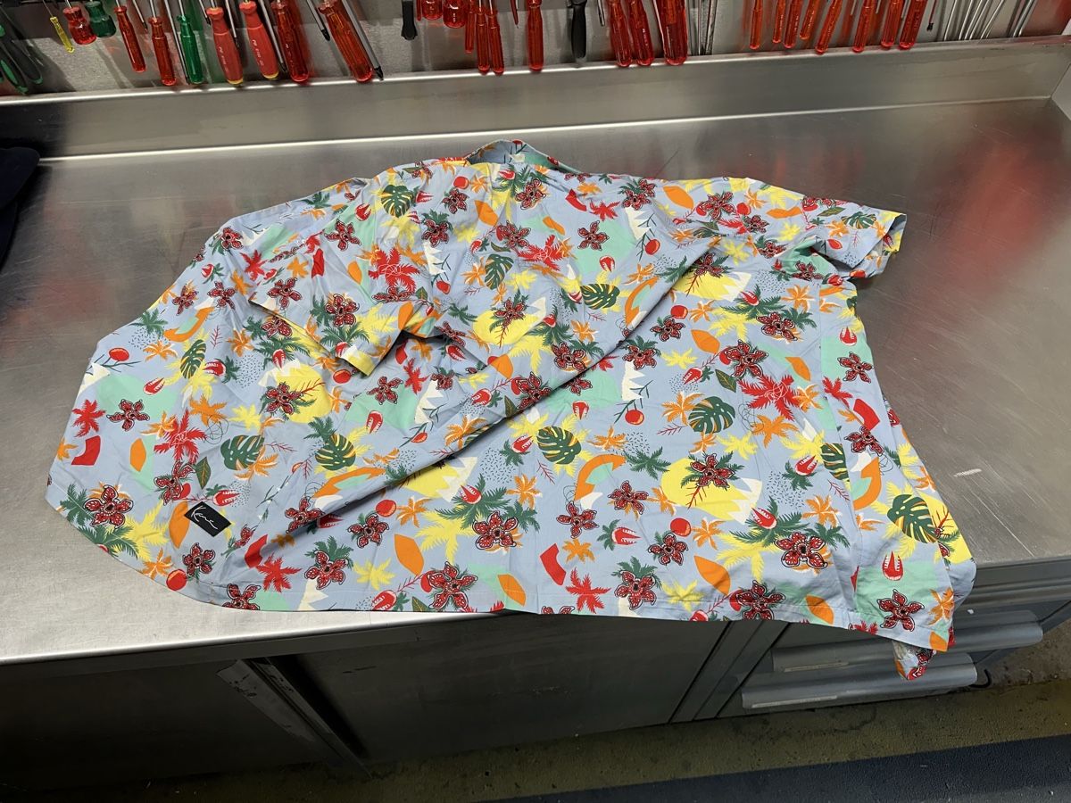 T-shirt: Sehr coole Stranger Things Hawaii – Usato da Schwende venduto da weesli 4