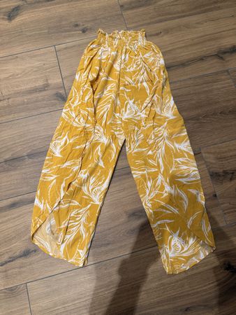 Sommerliche Hose mit Blumenmuster, Gr. M
