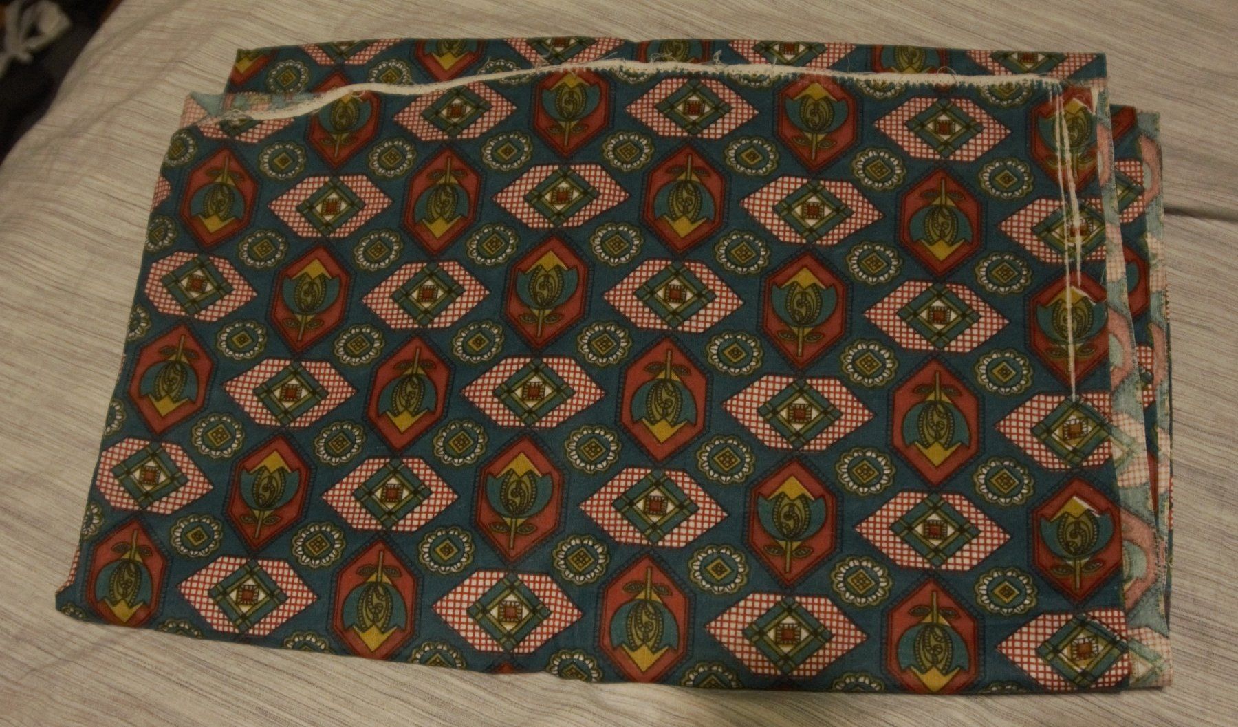 Stoffe: Glänzender Stoff mit abstraktem floralen Muster – Neu (gemäss Beschreibung) aus Auenstein von bugaboo470