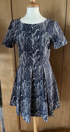 Spätsommer-Kleid dunkelblau  mit weissem Muster Gr: 40