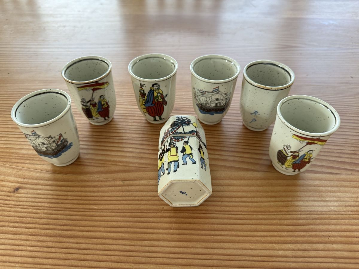 Set di piatti: 6 Sake Becher mit Bemalung, mit Dose – Usato da Lanzenhäusern venduto da Galaa