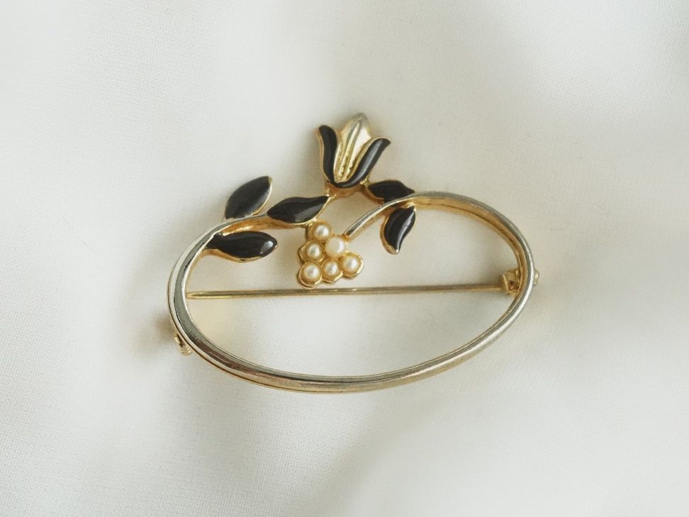 Spille & Fermagli: Vintage Brosche Blume Perlen Emaille goldfarben – Usato da Volketswil venduto da HeredisAntiques
