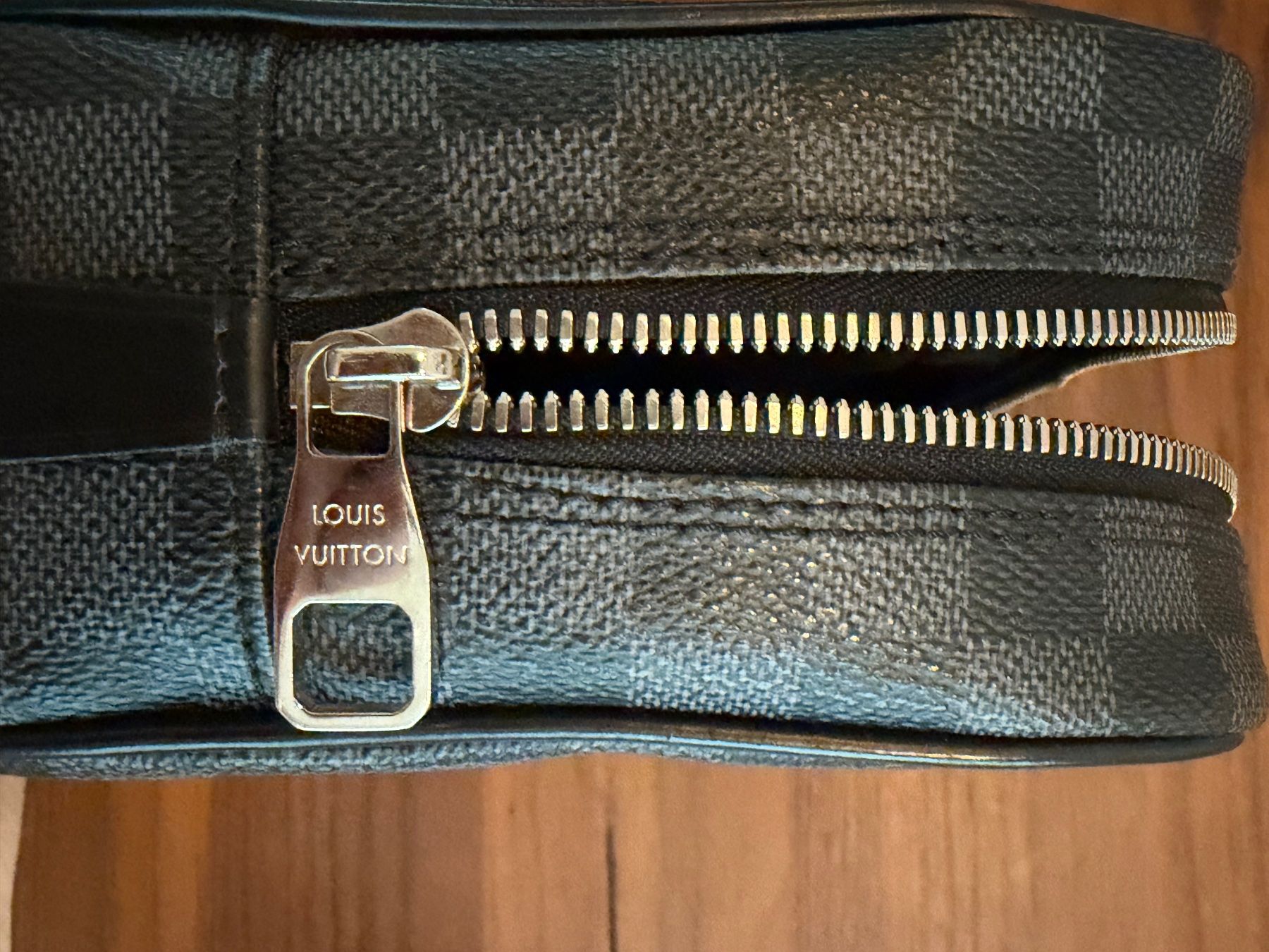 Louis Vuitton Taschen: The Louis Vuitton Damier Graphite bag – Gebraucht aus Zürich von Filo_B 4