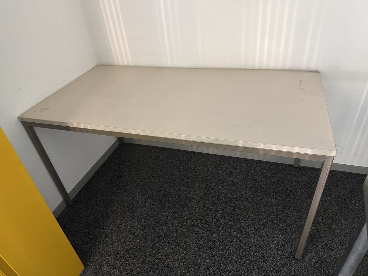 Schreibtische: Arbeitstisch / Bürotisch – Gebraucht aus Schüpfen von ASC15
