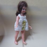 Niedliches Püppchen mit Schlafaugen und beweglichen Gliedern
