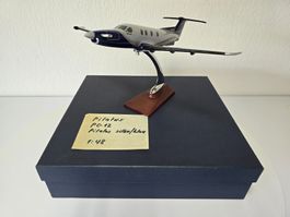 Pilatus, PC 12, Silber / blau, HB- FVG, Vitrine,