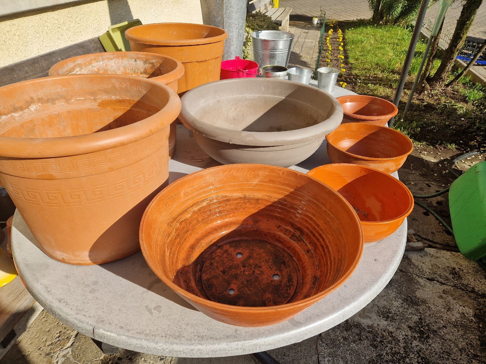 Vasi per fiori: Blumentöpfe Kunststoff und Metall – Usato da Triengen venduto da KittyKat6