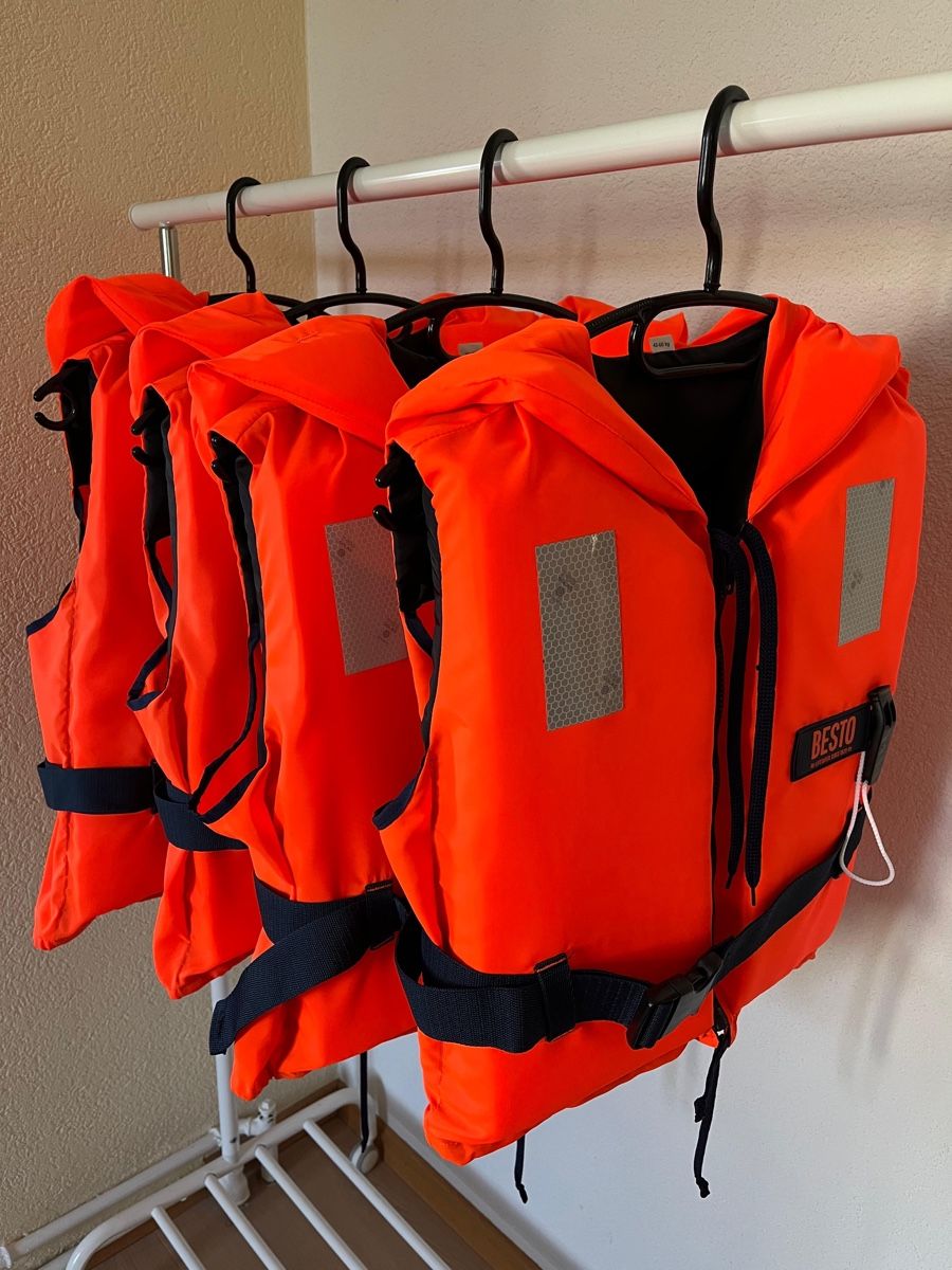 Schwimmwesten: Schwimmwesten 4 Stück neu – Neu (gemäss Beschreibung) aus Diessbach b. Büren von Stefand