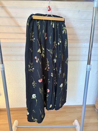 SCHWARZER MAXIROCK MIT BLUMENMUSTER