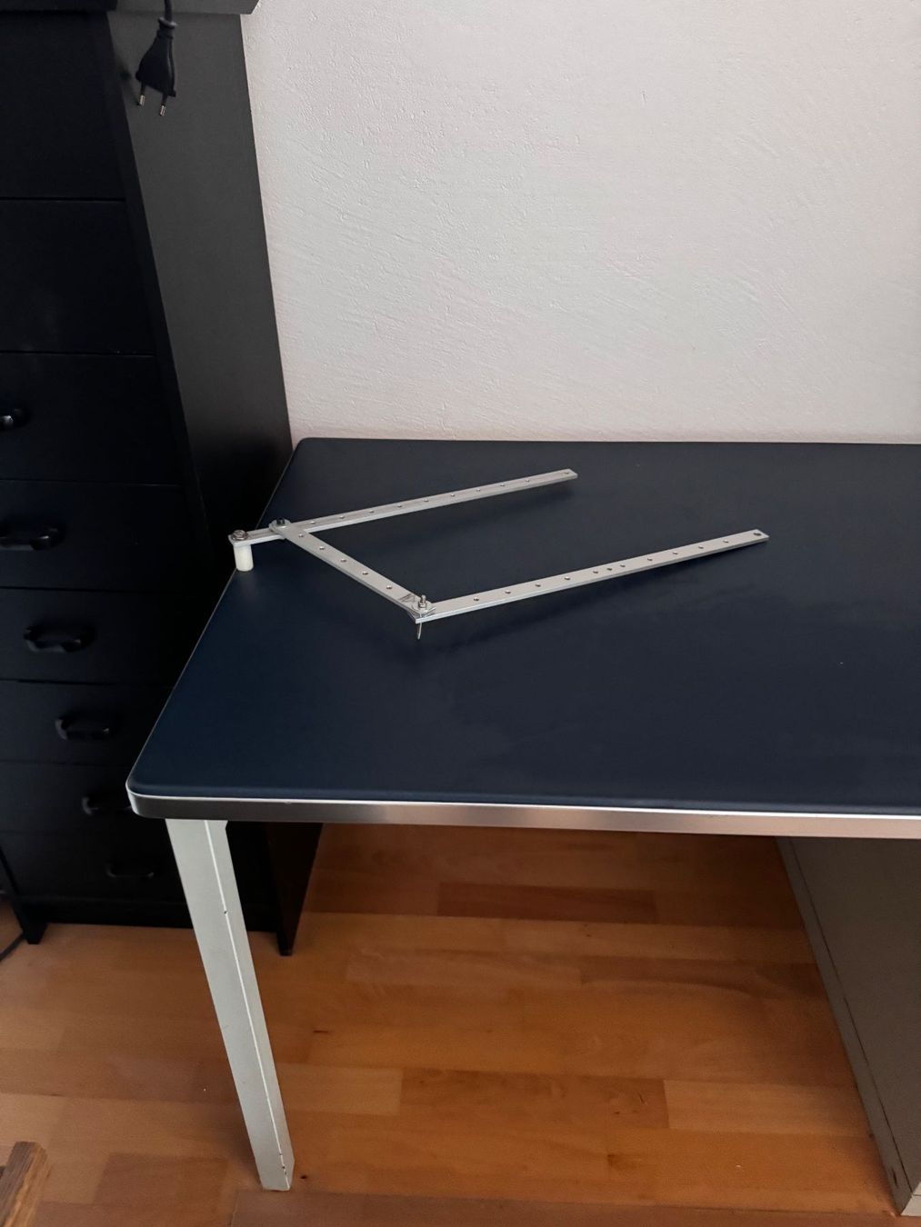 Scrivanie: Arbeitstisch mit Linoleum o.ä. Oberfläche – Usato da Montlingen venduto da timolino12 3