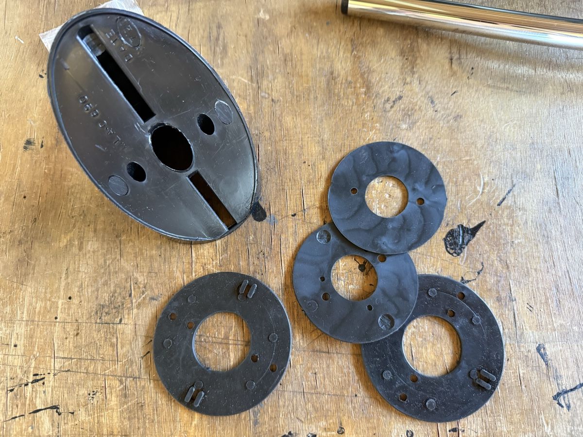 Tutti pezzi di ricambio auto: Support de phare et joints Morgan – Nuovo e nell'imballaggio originale da Montfaucon venduto da Ccrimi 2