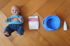Funktionspuppe 28cm Junge - Trinkt und nässt, mit Zubehör