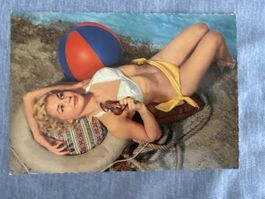 Alte Ansichtskarte Frau am Strand Motiv Vintage Zustand