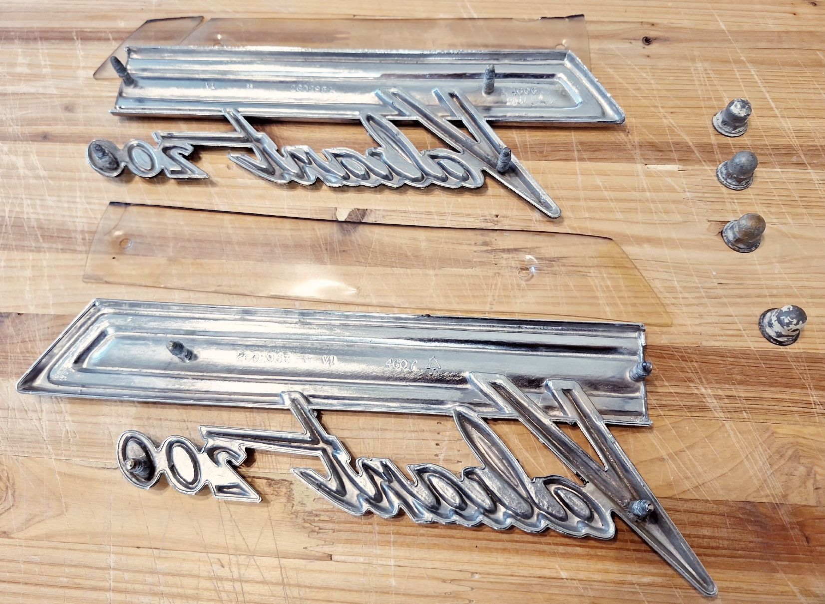 Plymouth Tutti pezzi di ricambio auto: Plymouth Valiant 200 Embleme – Usato da Triesen venduto da BLACKSHEEP75 2