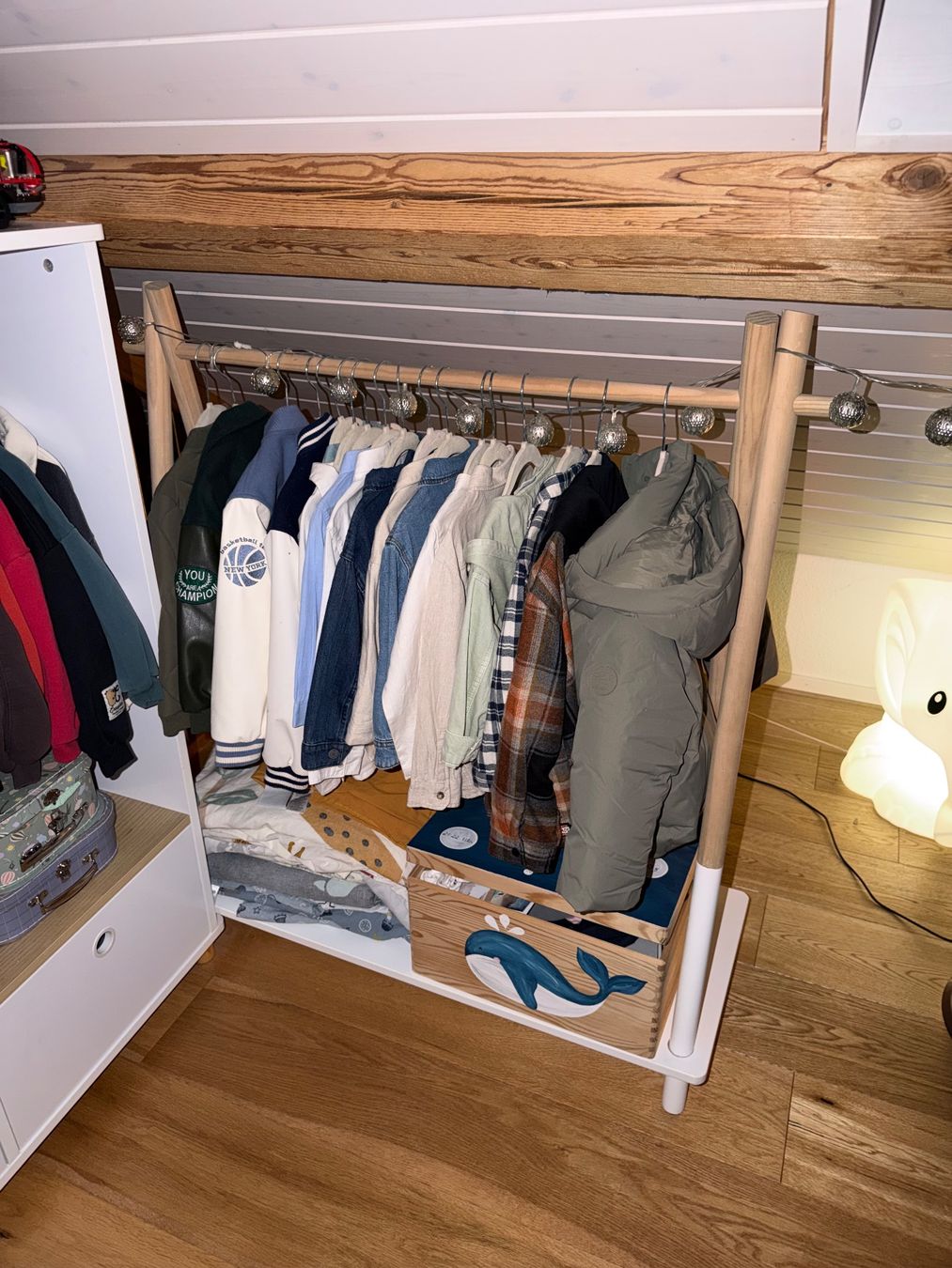 Armoires: Kinderschrank inkl. Tipi Kleiderstange – D'occasion à Richterswil par sar_rg96 1